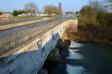 Pont-canal de St-Florentin (Yonne) juste avant la confluence de l'Armance avec l'Armançon