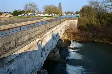 Pont-canal de Saint-Florentin sur l'Armance.