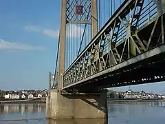 Vue sur les blasons ornant le pont et Ancenis en arrière-plan.