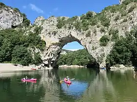 Vue du pont d'Arc depuis la rivière.