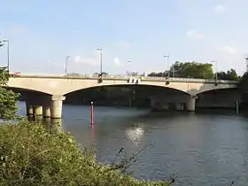 Le pont d'Épinay sur le grand bras de la Seine.