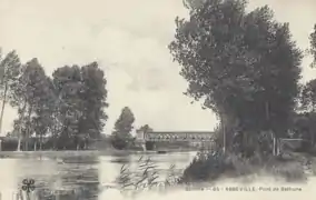 Carte postale ancienne montrant le pont.