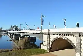 Le pont depuis le parc Kennedy (côté rive droite, à Vichy), en 2022.