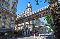 Le pont de Bir-Hakeim et une passerelle piétonne enjambent l'avenue.