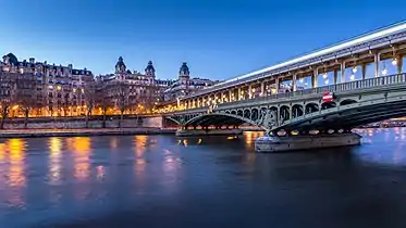 Le pont illuminé, en soirée.