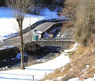 Le pont d'accès à Cazaux-Debat au-dessus de la Neste du Louron.