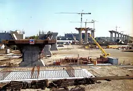 Les viaducs d'accès en cours de construction.
