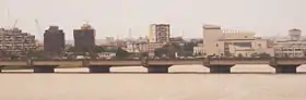 Le pont Général-de-Gaulle, avec en l'arrière plan Treichville et le Palais de la culture d'Abidjan.