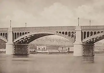 Le pont de Grenelle en 1883.
