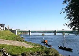 Le pont de Jargeau depuis Saint-Denis-de-l'Hôtel.