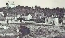 Extrait d'une photographie en noir et blanc représentant le pont de la Motte, ouvrage d'art franchissant la Loire et reliant la commune de La Riche à celle de Fondettes