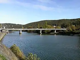 Pont reliant Lustin à Profondeville sur la Meuse, prise à partir de la rive gauche (Profondeville)