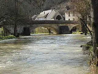 Pont sur l'Yonne (XVe siècle).