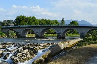 Pont surplombant la petite cascade de la ville de Nay.