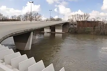 Bras du pont descendantvers Neuilly-sur-Seine.