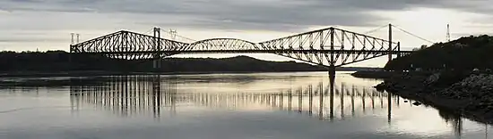 Le pont de Québec (et le Pont Pierre-Laporte en arrière-plan) surplombant le fleuve Saint-Laurent entre Québec et Lévis.