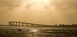 Le pont de l'île de Ré, vu de la baie de Rivedoux.