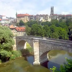 Le pont de Saint-Jean avec le quartier du Bourg et la cathédrale Saint-Nicolas au 2e plan.