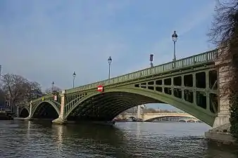 Partie du pont de Sully reliant l'île à la rive gauche (arrière-plan).