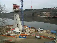 Le pont de 2011 en construction : état des travaux en février 2009, vue de la rive gauche (Argol).