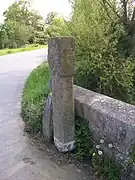 Borne au sud-ouest du pont