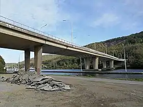 Pont reliant Wépion à Dave sur la Meuse, prise à partir de la rive gauche (Wépion)