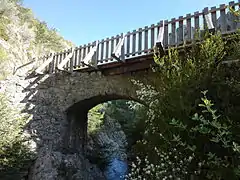 Vieux pont de pierre rénové.