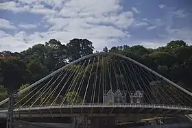 Le pont de l'Observatoire, surplombant l'entrée nord du tunnel de Cointe. La gare se trouve hors photo à une cinquantaine de mètres sur la gauche.