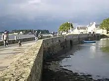 Le pont reliant l'île de Saint-Cado au continent.