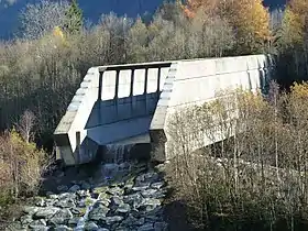 Le Pont-rivière de la Griazvu depuis la rive droite de l'Arve.