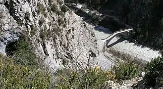 Le pont de la Reine Jeanne et l'entrée de la grotte de la Lare.