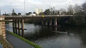 Vue depuis la rive ouest en aval du pont