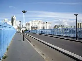 Le pont de la rue Riquet, vers la rue d'Aubervilliers. Au loin, les orgues de Flandre.