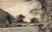 Tramway de la SGTE traversant la Gresse sur le pont de pierre à Vif.