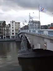Photo du pont des Arches (Liège), d'où Bayard aurait été jeté à l'eau par Charlemagne selon la croyance populaire moderne.