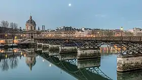 Le pont des Arts et l'Institut de France.