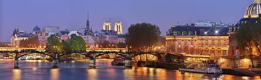 Panorama sur le pont des Arts et l'Institut de France, de nuit.