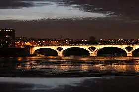 Le pont des Catalans, vu de nuit.