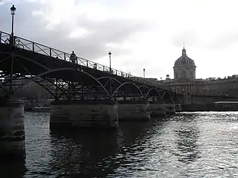 Le pont des Arts et l'Institut de France.