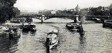 Pont du Carrousel de 1833, sur la Seine, à Paris.