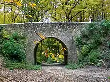 Le pont du Diable en forêt de Montmorency, nord-est de Taverny.