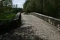 Vue du tablier du pont, revêtement en pavage, profil en dos d'âne