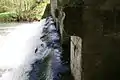 Vue aval du pont. Cette chute créée intentionnellement aurait pu servir à l'oxygénation de l'eau, constituant ainsi un deuxième traitement après le filtre du gril