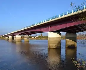 Viaduc du Mascaret traversant la Dordogne.