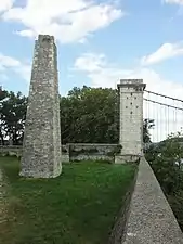 Pyramide de l’ancien bac du Robinet et portique occidental du pont.