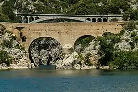 Le pont du diable vu de la plage.