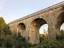 Pont en pierre, de la ligne Auneau-Embranchement à Paris Austerlitz, usuellement emprunté par un TER.