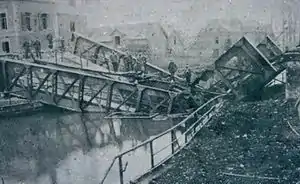 Pont sur le canal de l'Escaut effondré sous le poids du tank britannique Mark IV "Flying Fox II" à Masnières (novembre 1917).