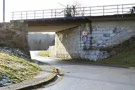 Pont ferroviaire à Hony, partie du canal maintenant remblayé vu d'en aval.