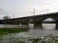 Pont ferroviaire enjambant le Doubs.